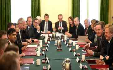  英国前首相突袭 给政府“加料”
