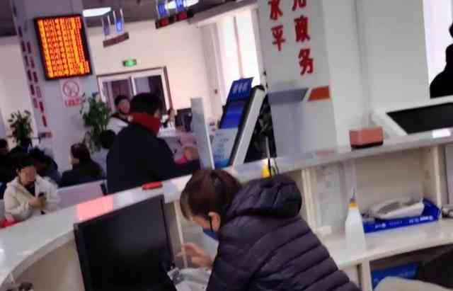  聊城不动产登记中心前台工作人员不负责任却玩手机！