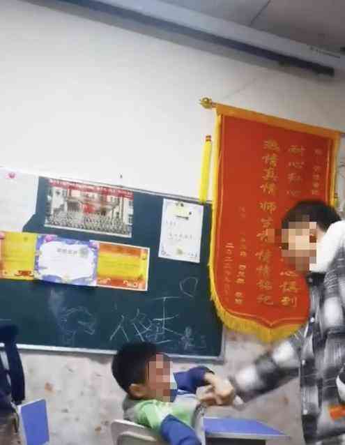  教育如火如荼,师生情似家。    