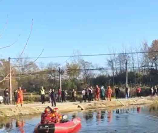 惊心一刻！女司机开车冲入水塘，30岁小伙英勇救人溺亡！