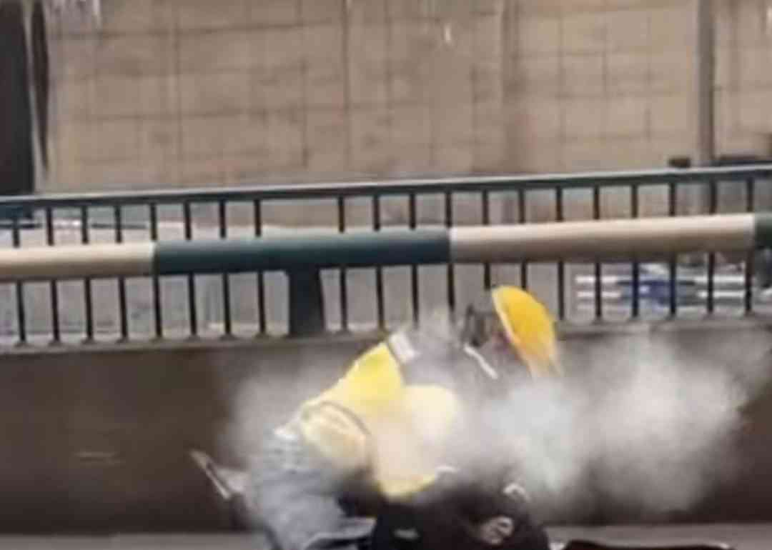  重庆城管外卖小哥"钥匙之争"引关注！围观群众大呼"打城管了"