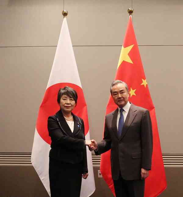  重申恪守原则，构建稳定关系——王毅会晤日本外相
