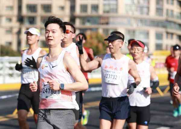  中国科学院院士施一公成功完成上海马拉松赛