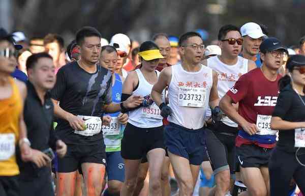  中国科学院院士施一公成功完成上海马拉松赛