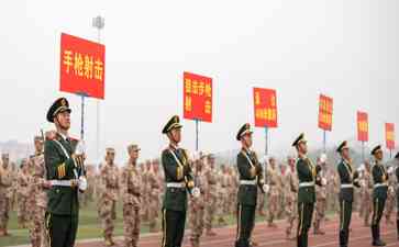 军人运动会，后装实战化比武热烈开幕！百余名健儿与尖兵齐聚，磨刃砺锋，共赴激情竞技舞台。他们流下汗水，演绎着新时代军人的风