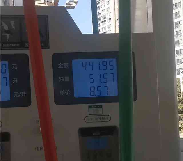司机惊魂！加油枪不出油，油费却不停攀升！天下乌鸦一般黑