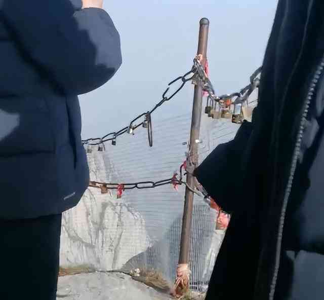 河南大学生独自游华山失联10天！搜救人员找到其物品，确定身份！