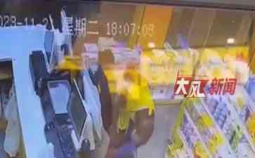  湖南石门公职人员当街打闺蜜，闺蜜2个月身孕流产！警方已行拘
