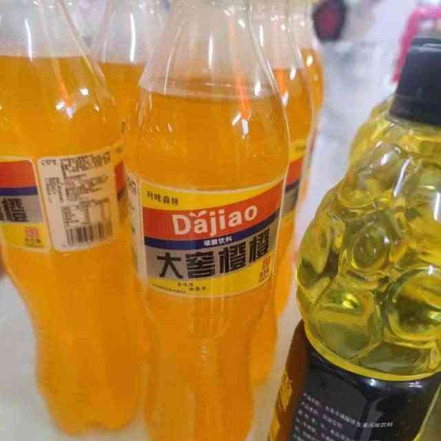  饮料仿名牌真假难辨，遭遇“假消费”危机