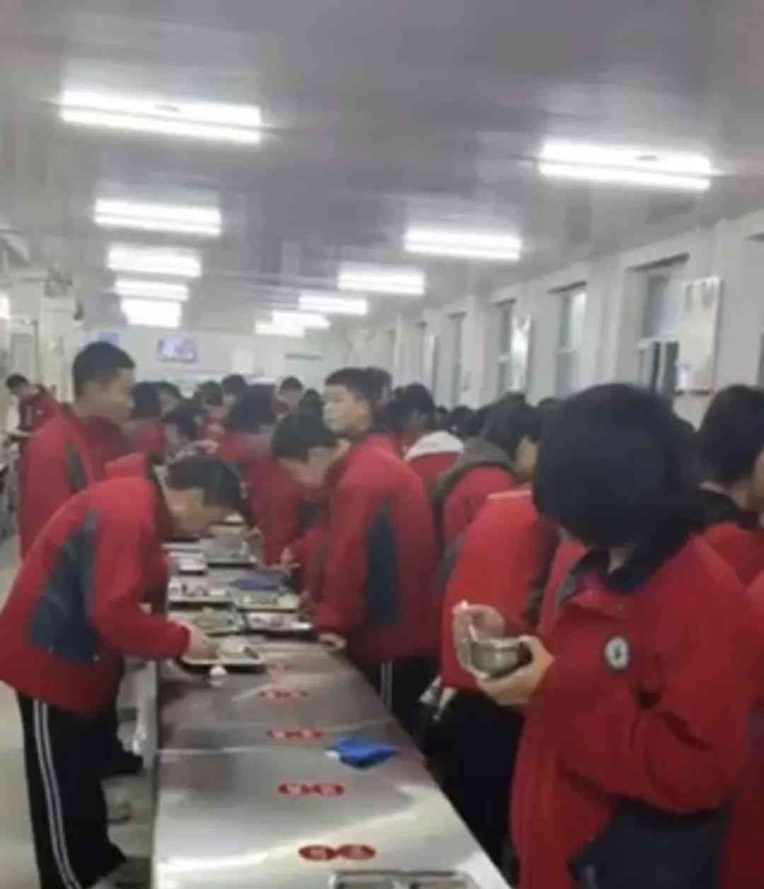学生不得不站立就餐，家长抗议不断！