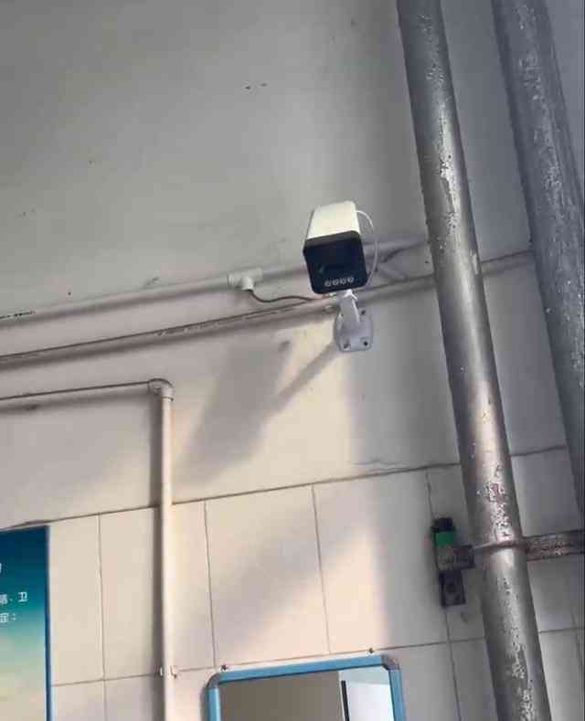  神奇公厕内的监控摄像头
