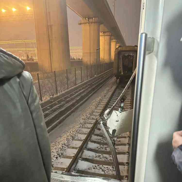  北京地铁昌平线列车车厢分离，乘客仍在车中等待撤离！