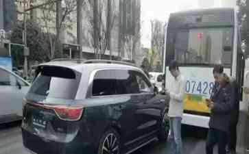华为推出最强大的SUV——AITO问界M9,未上市却全国首撞!