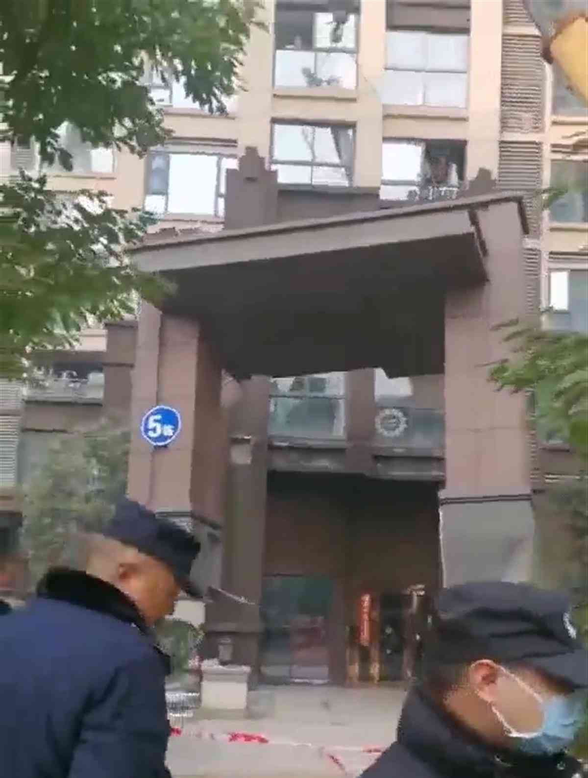 成都小区违建门头垮塌，业主：要拆还是要盖？