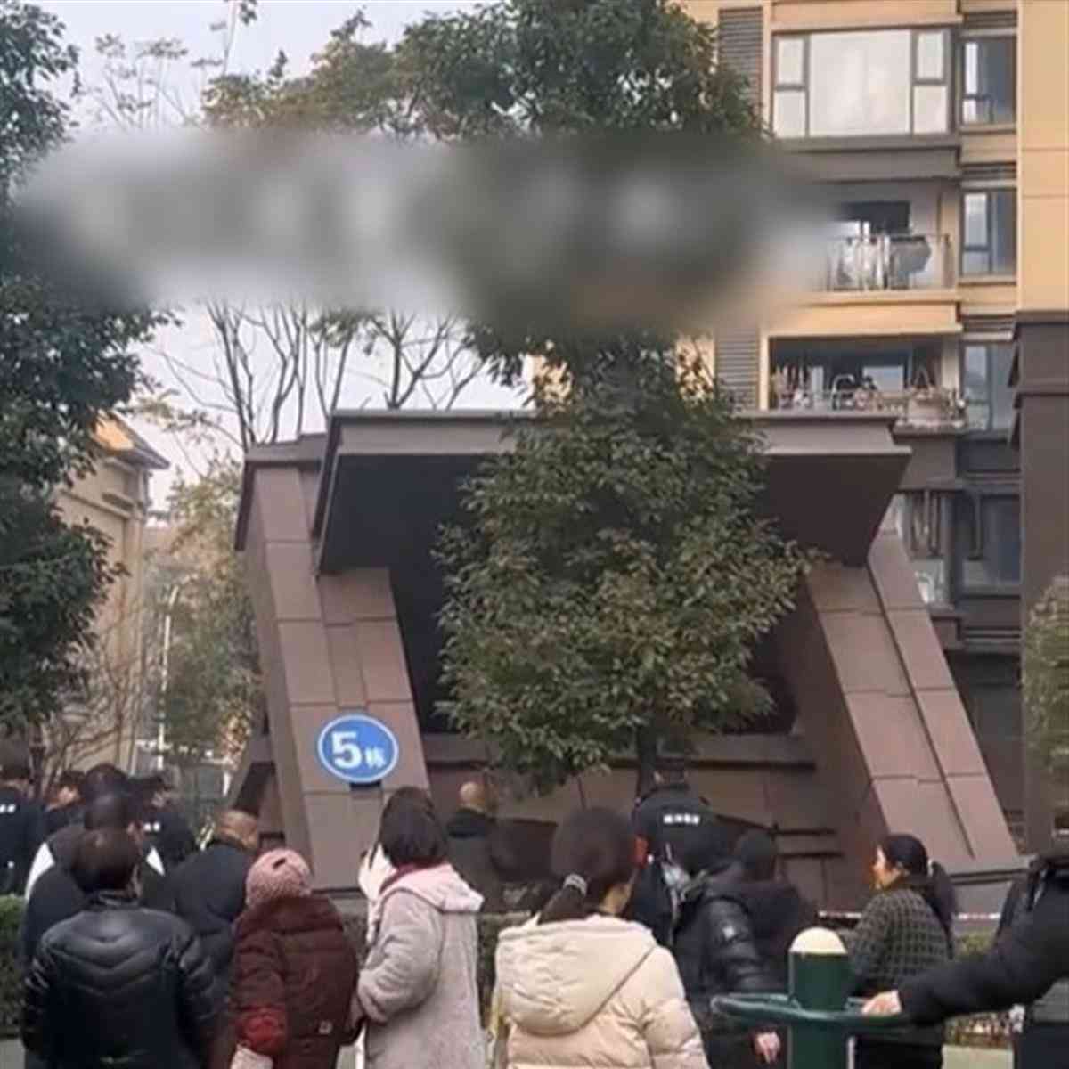 成都小区违建门头垮塌，业主：要拆还是要盖？