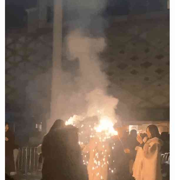  气球爆炸引发的惊魂瞬间，差点引发连锁恐慌