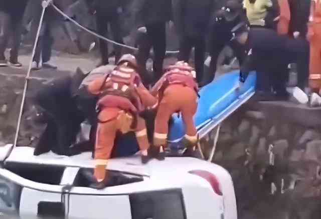  悲剧！一家四口车祸坠河，3人不幸溺水身亡，小孩转院抢救