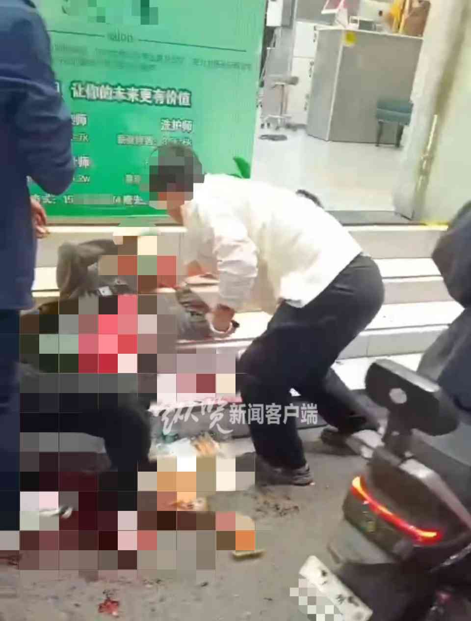  理发店内口角升级！理发师拔出美工剪刀捅顾客 17日，广州天河区发生的一起理发店顾客遭捅事件引发关注
