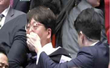  韩国共同民主党要求尹锡悦道歉，警卫人员捂嘴抬走议员姜圣熙的画面再度引发热议