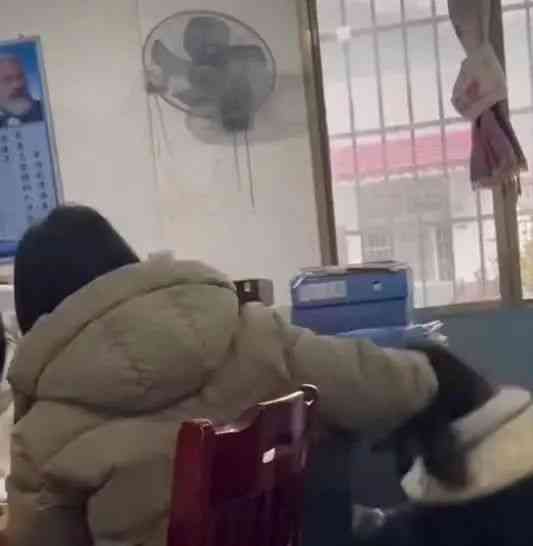  老师暴力辱骂学生，网友愤怒呼吁正义！