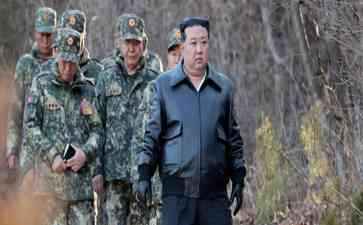  金正恩视察朝鲜军事基地